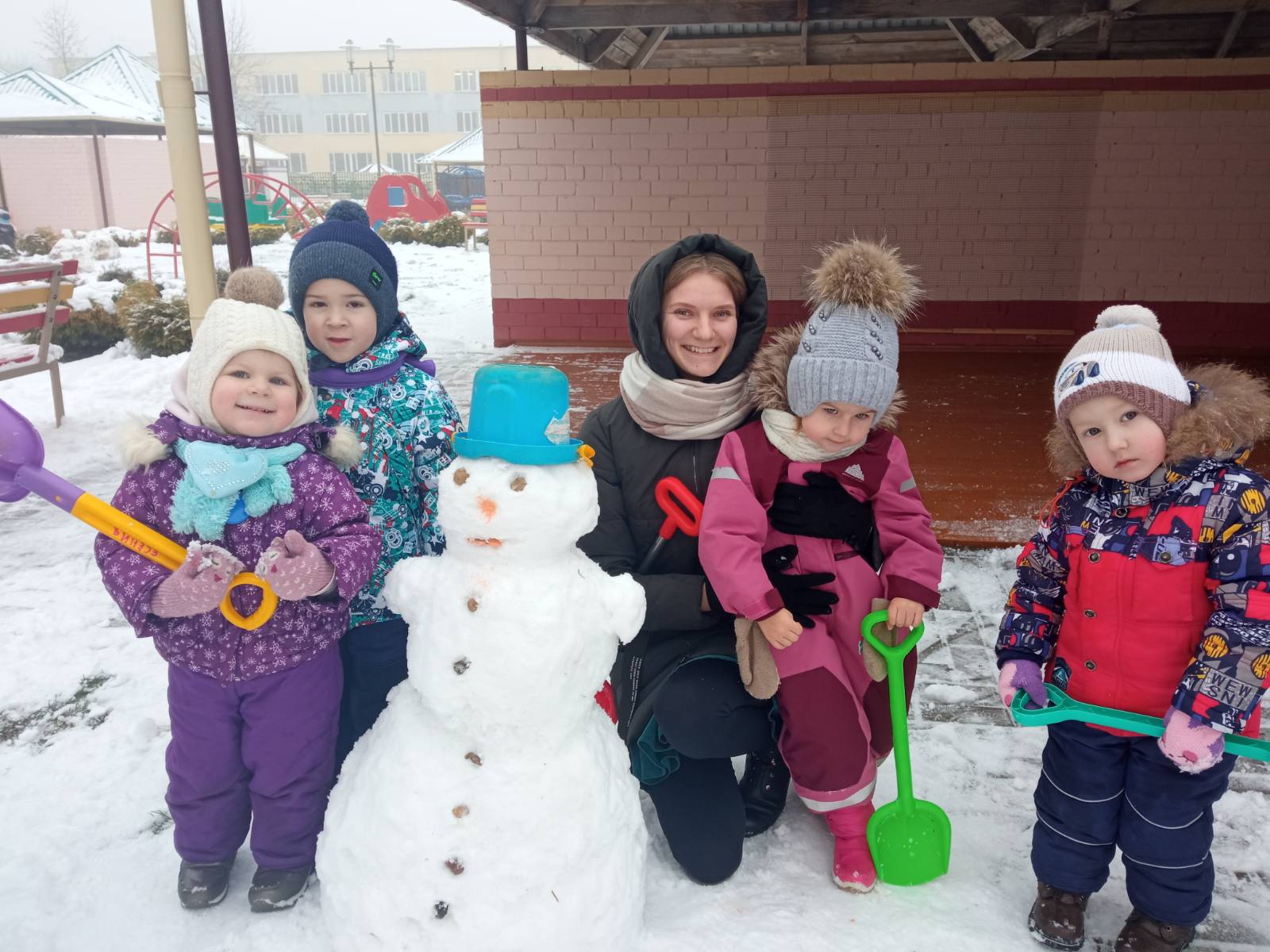 Замечательного снеговика слепили воспитанники первой младшей группы № 2 вместе с воспитателем.